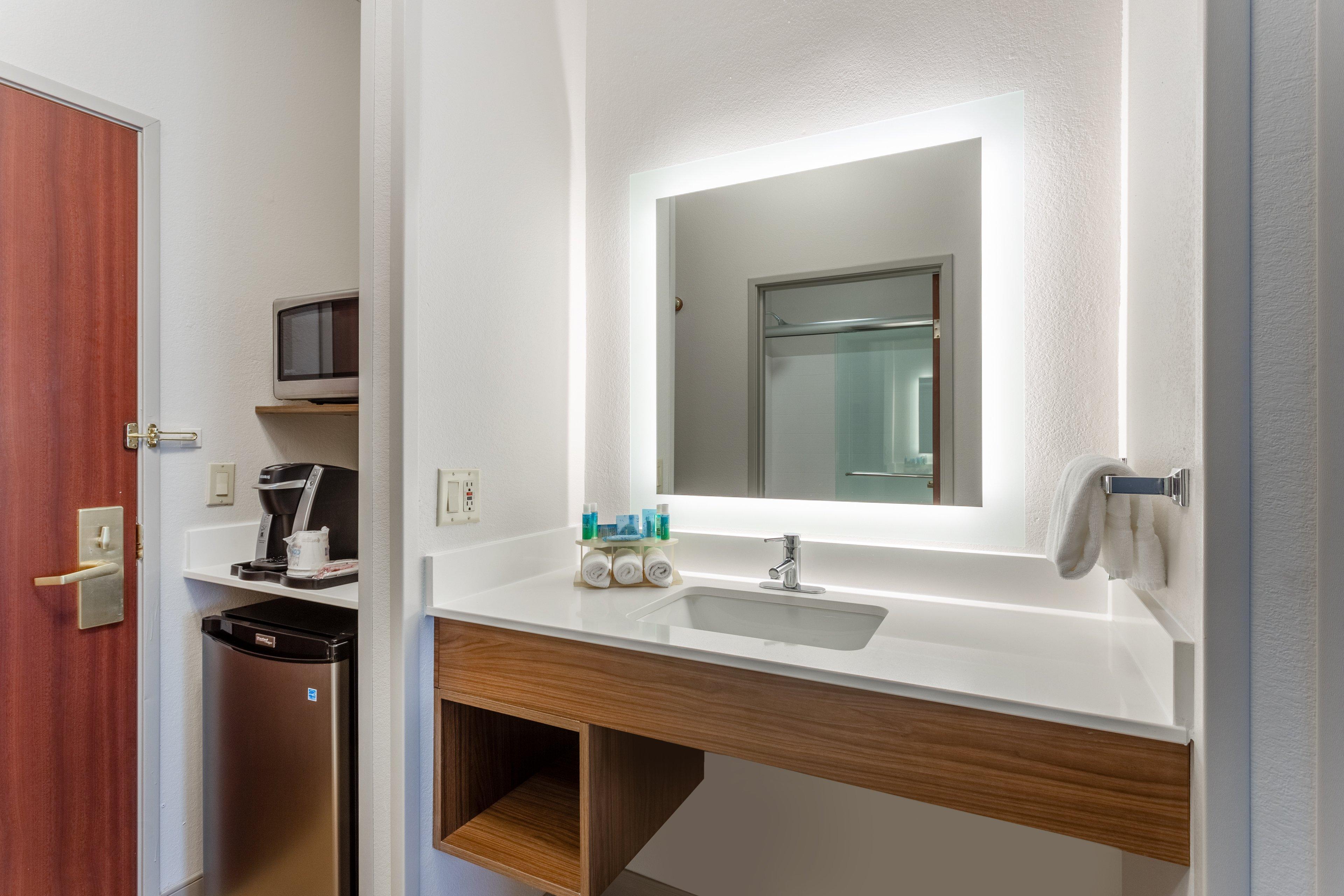 Holiday Inn Express Hotel & Suites Burlington By Ihg Exterior foto