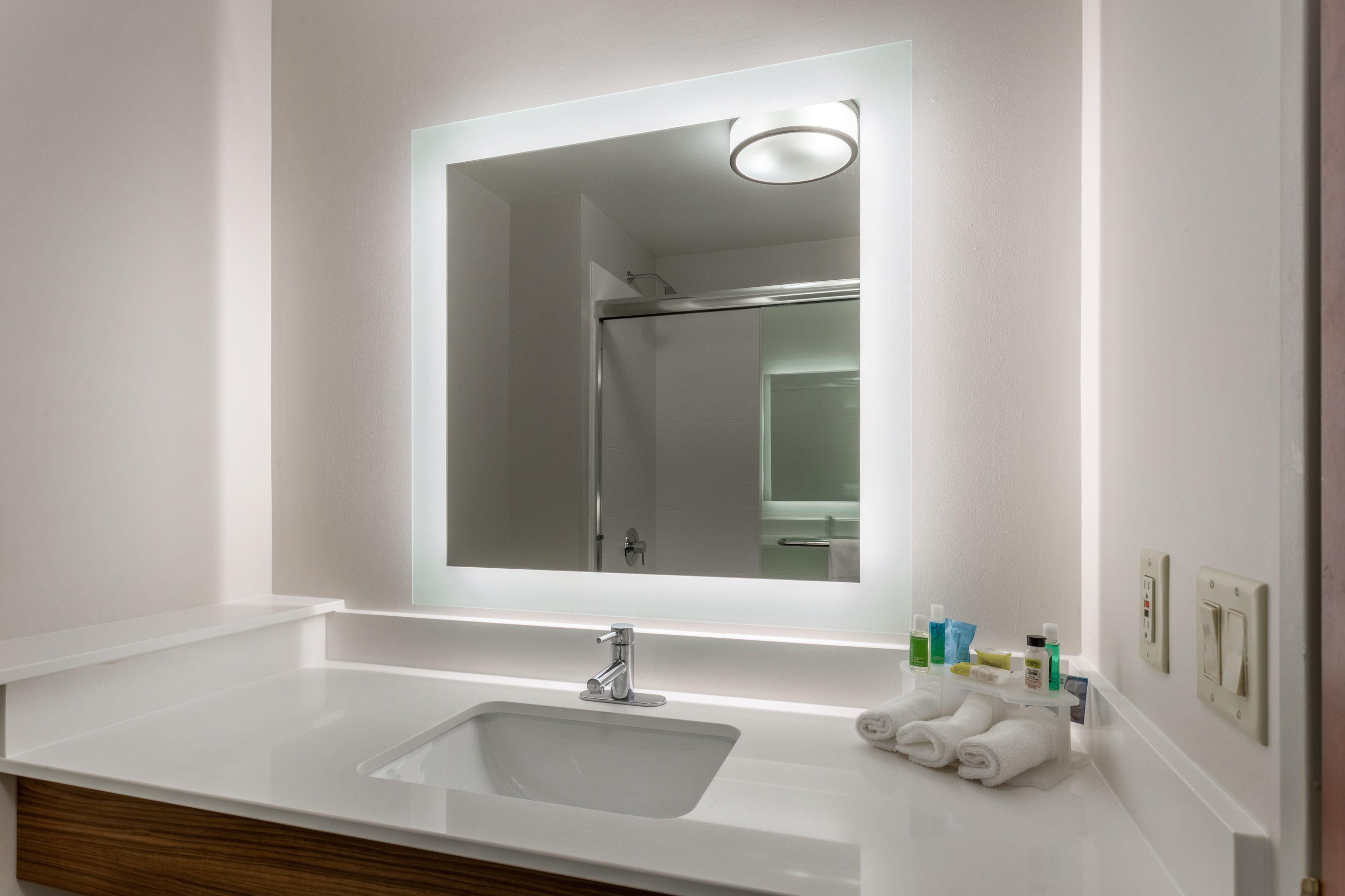 Holiday Inn Express Hotel & Suites Burlington By Ihg Exterior foto