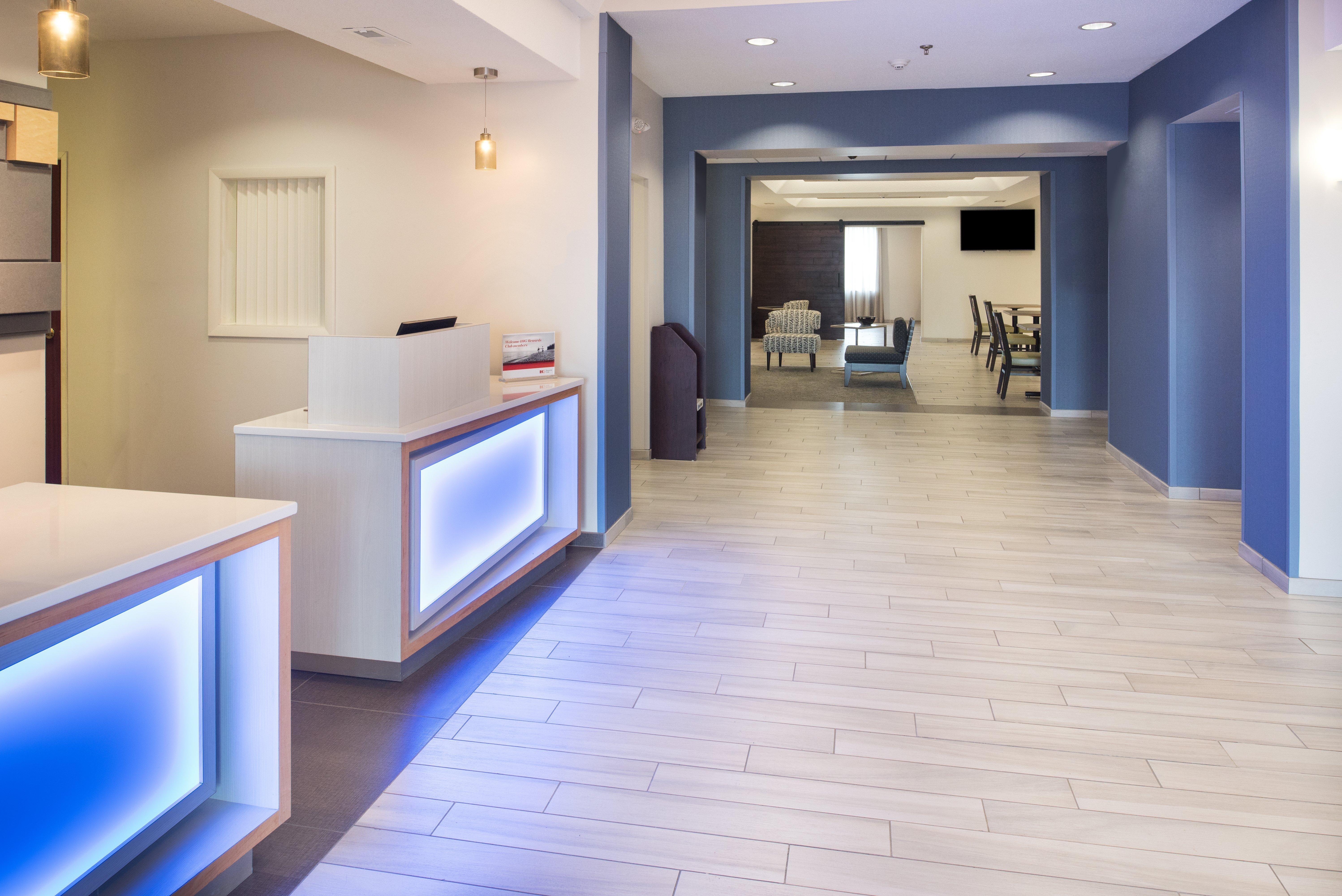 Holiday Inn Express Hotel & Suites Burlington By Ihg Exterior foto