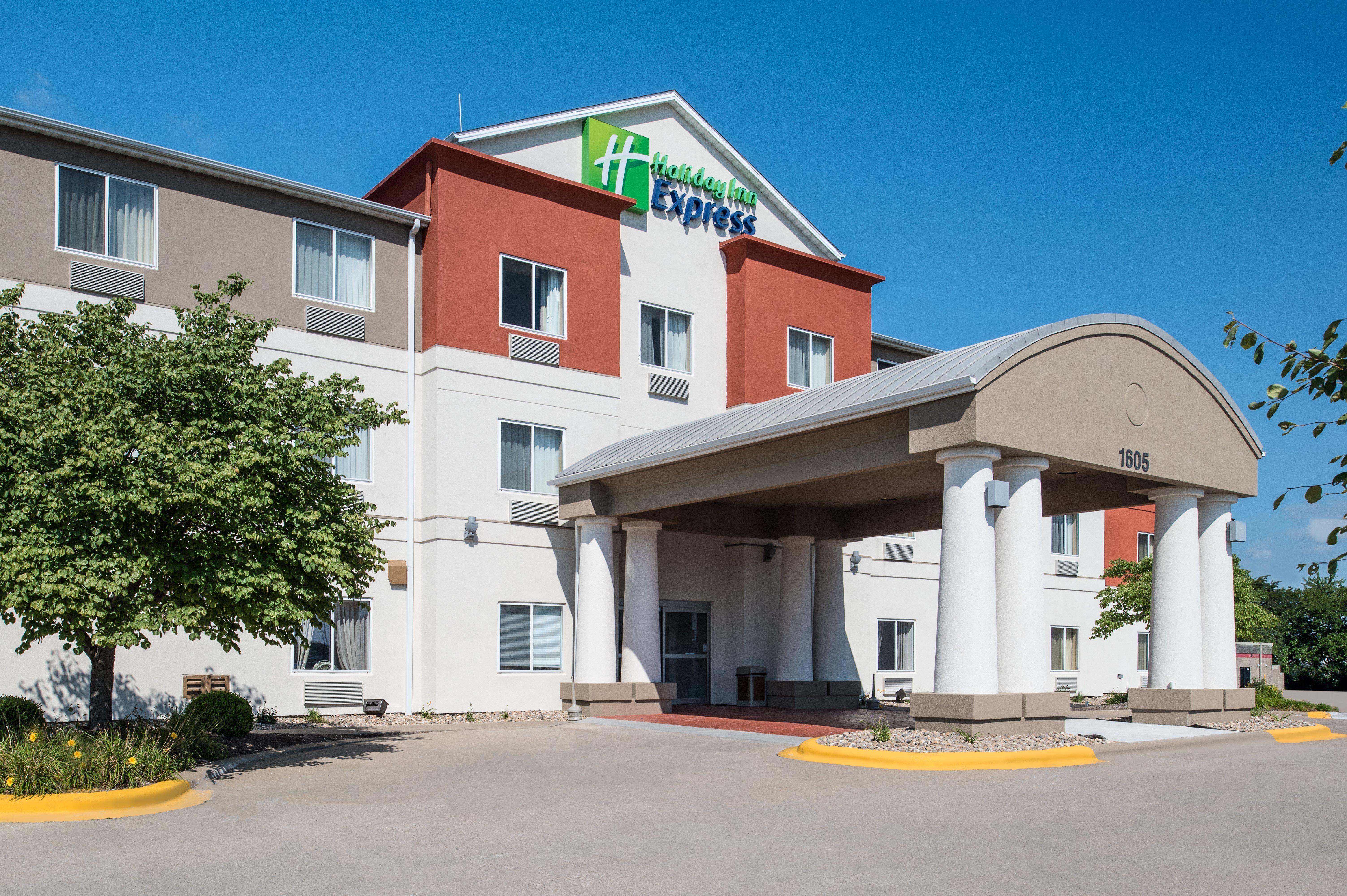 Holiday Inn Express Hotel & Suites Burlington By Ihg Exterior foto