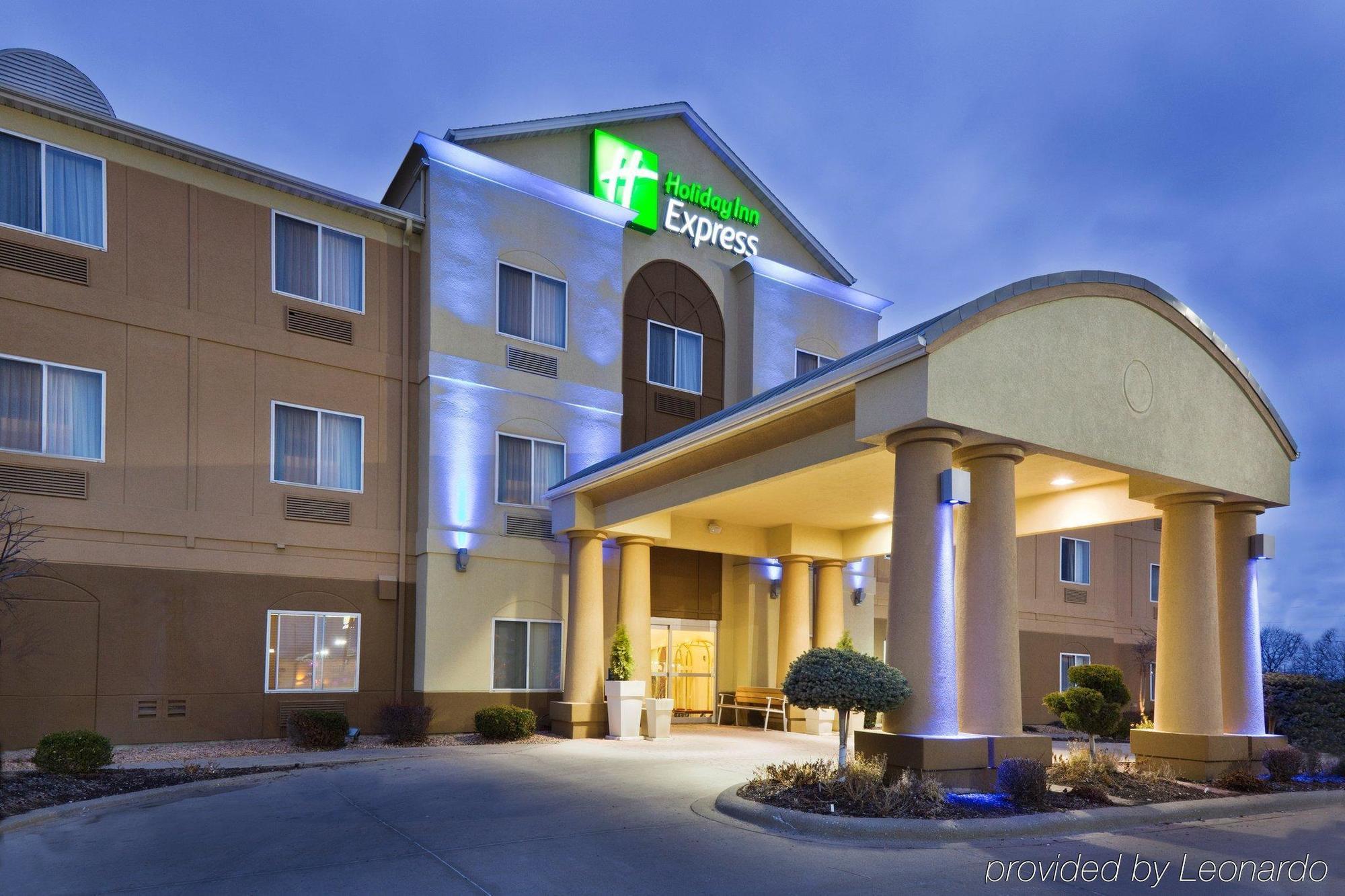 Holiday Inn Express Hotel & Suites Burlington By Ihg Exterior foto