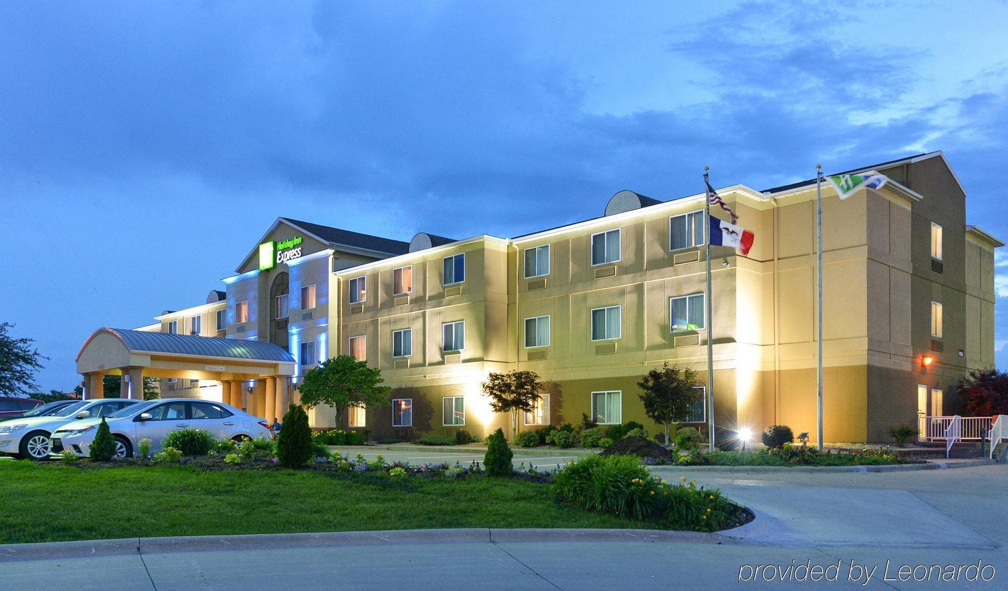 Holiday Inn Express Hotel & Suites Burlington By Ihg Exterior foto