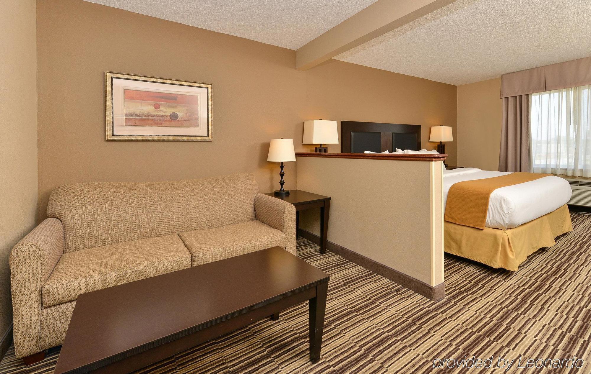 Holiday Inn Express Hotel & Suites Burlington By Ihg Exterior foto