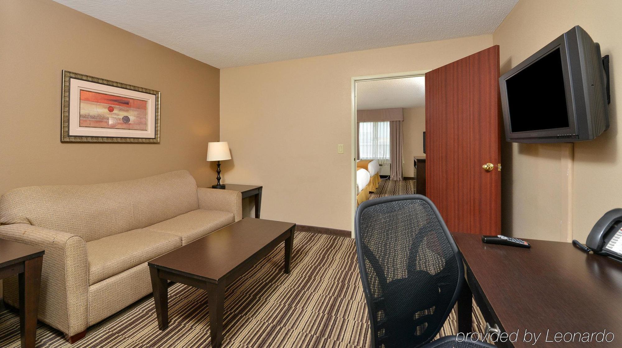 Holiday Inn Express Hotel & Suites Burlington By Ihg Exterior foto