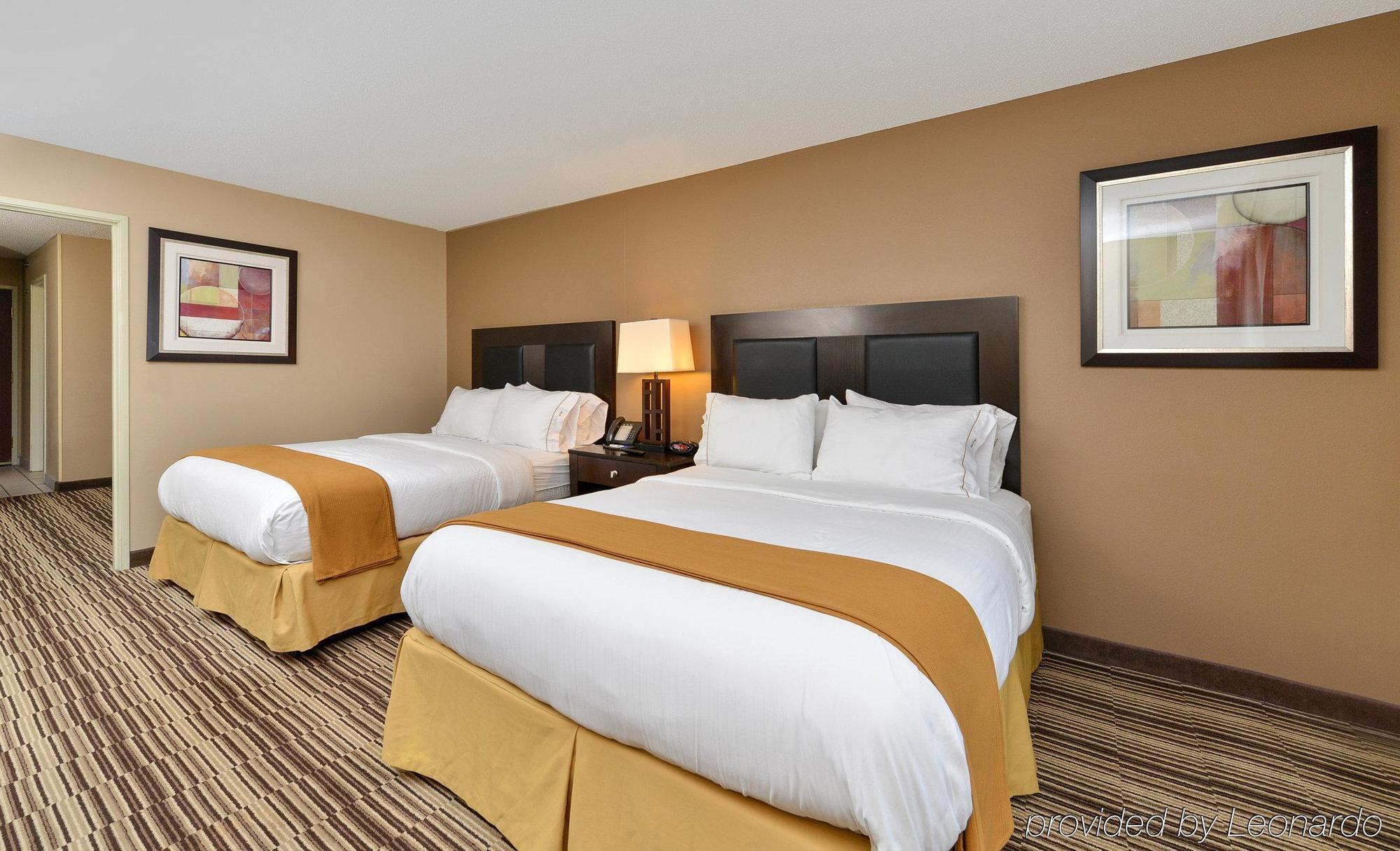 Holiday Inn Express Hotel & Suites Burlington By Ihg Exterior foto